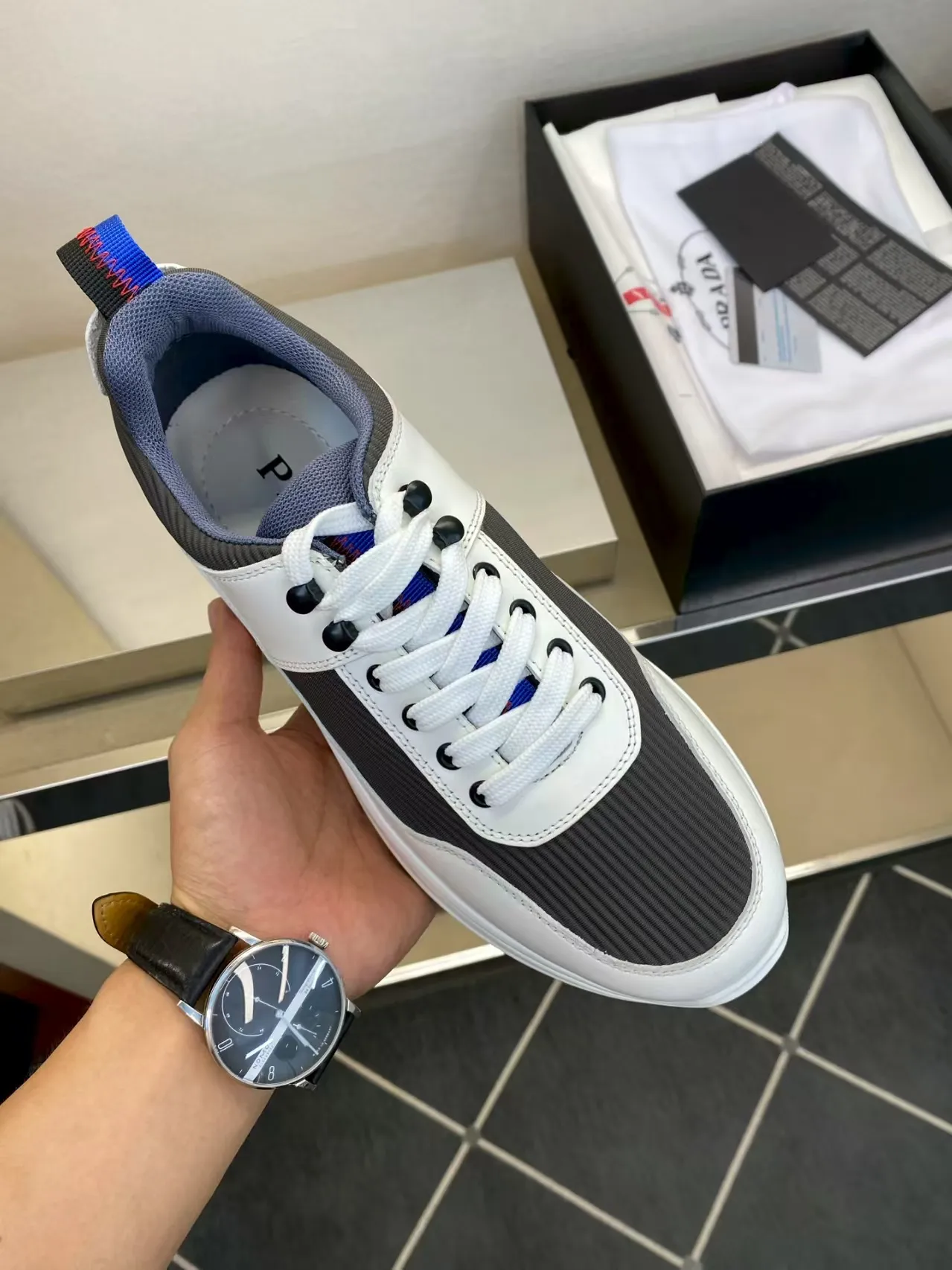 P440 38-45 Prada Prada’s new men’s leather sneakers, the highest version on the market, any comparison is welcome🆚! The original leather has excellent texture and is super high-end! Fetal sheep net lining imported from Italy, removable pad! Luxurious materials and fine workmanship, highly recommended!